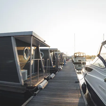 Botel Glamping Houseboat