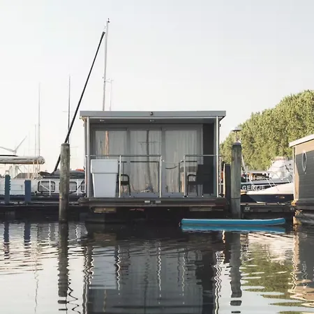 Glamping Houseboat Botel *