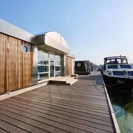 Botel Glamping Houseboat