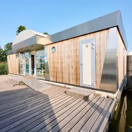 Botel Glamping Houseboat *