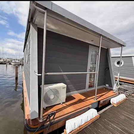 Glamping Houseboat Botel *