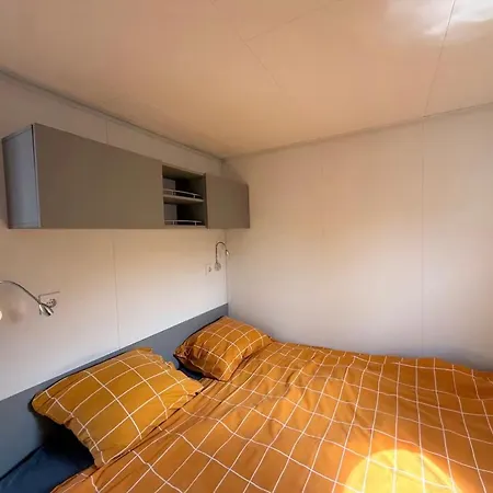 Botel Glamping Houseboat *
