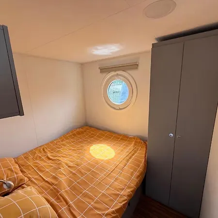 Botel Glamping Houseboat