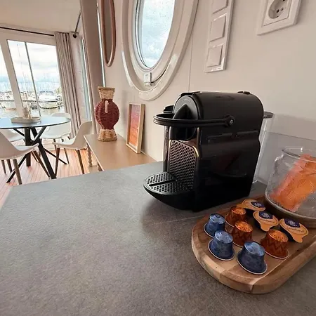 Glamping Houseboat Botel Dinteloord