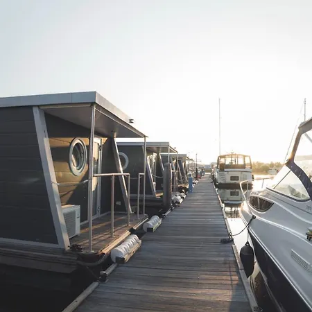 Botel Glamping Houseboat *